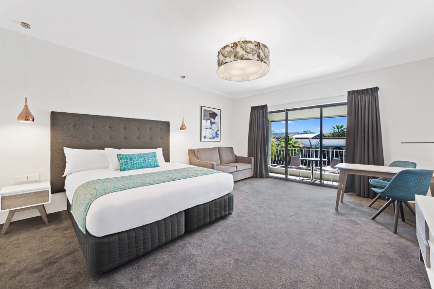 Quality Hotel Siesta Albury - Fiddlesticks Electra Cushion and Runner, Siam Charcoal Suite Valances by HotelHome